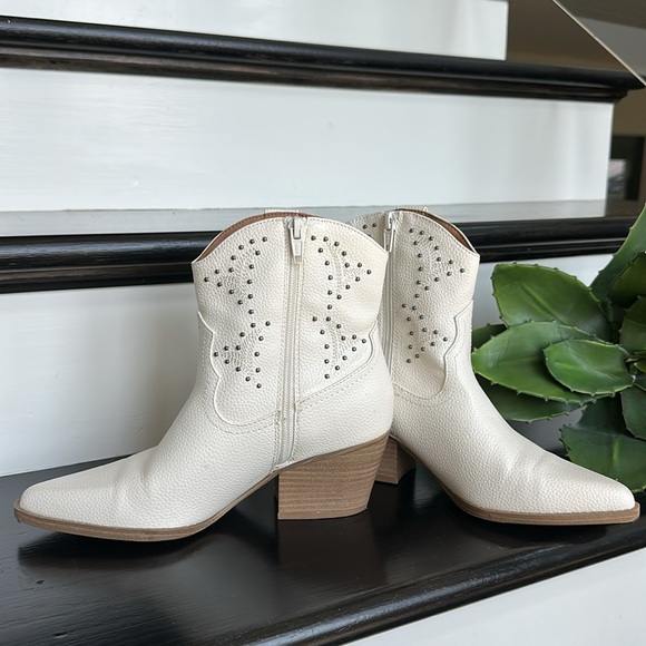 White Western Cowgirl Boots, Genuine Leather Look, Studded, Size 7 – Like New - Picture 6 of 8